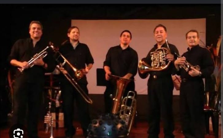 El quinteto Metalaire: cinco músicos de negro con trompeta, trombón, tuba, corno y fliscorno sobre un escenario