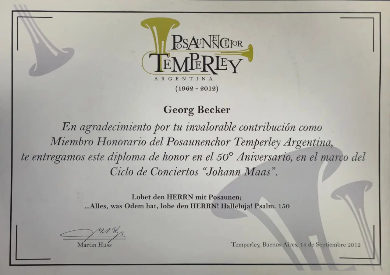 Diploma de honor impreso con el logo dorado del Posaunenchor Temperley y la leyenda 1962-2012, dirigido a Georg Becker como Miembro Honorario, firmado por Martin Huss en Temperley el 15 de septiembre de 2012