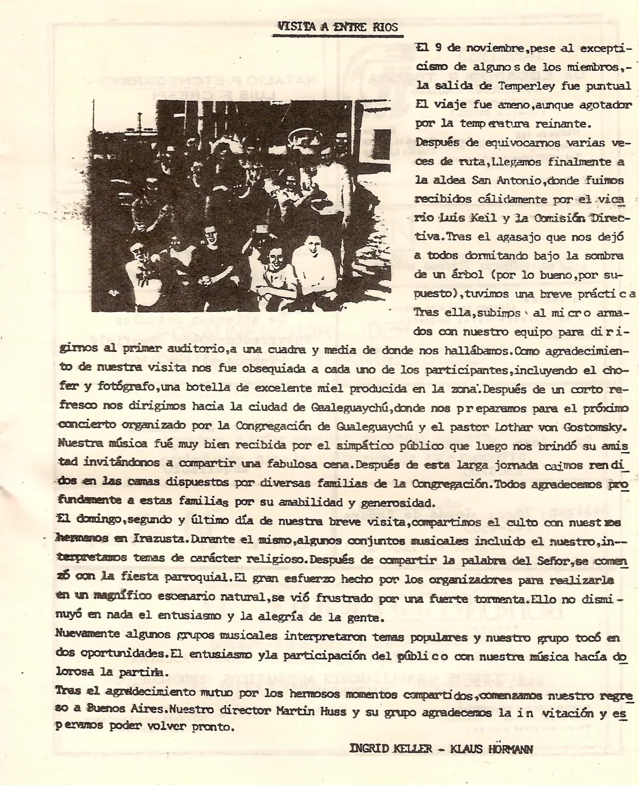 Hoja mecanografiada titulada Visita a Entre Ríos, con una foto grupal en blanco y negro insertada arriba a la izquierda y el texto rodeándola
