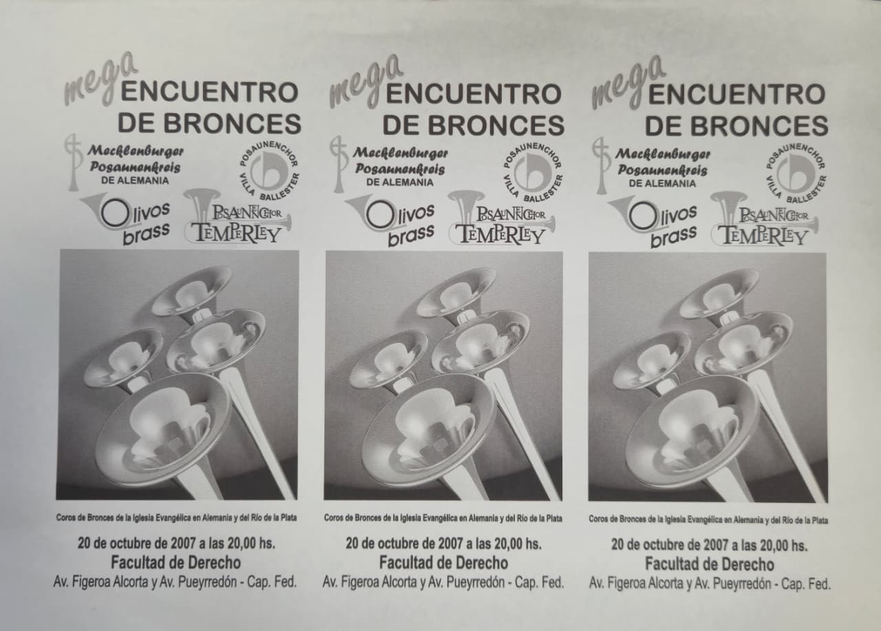 Afiche del «Mega Encuentro de Bronces», impreso tres veces en la misma hoja: el título sobre los logos de Mecklenburger Posaunenkreis, Villa Ballester, Olivos Brass y Temperley, una foto en blanco y negro de tres campanas de trompeta y, al pie, la fecha del 20 de octubre de 2007 a las 20 hs en la Facultad de Derecho