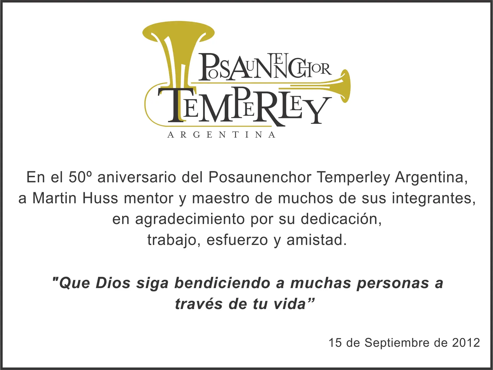 Diseño de placa conmemorativa con el logo dorado del Posaunenchor Temperley dedicada a Martin Huss, mentor y maestro, fechada el 15 de septiembre de 2012