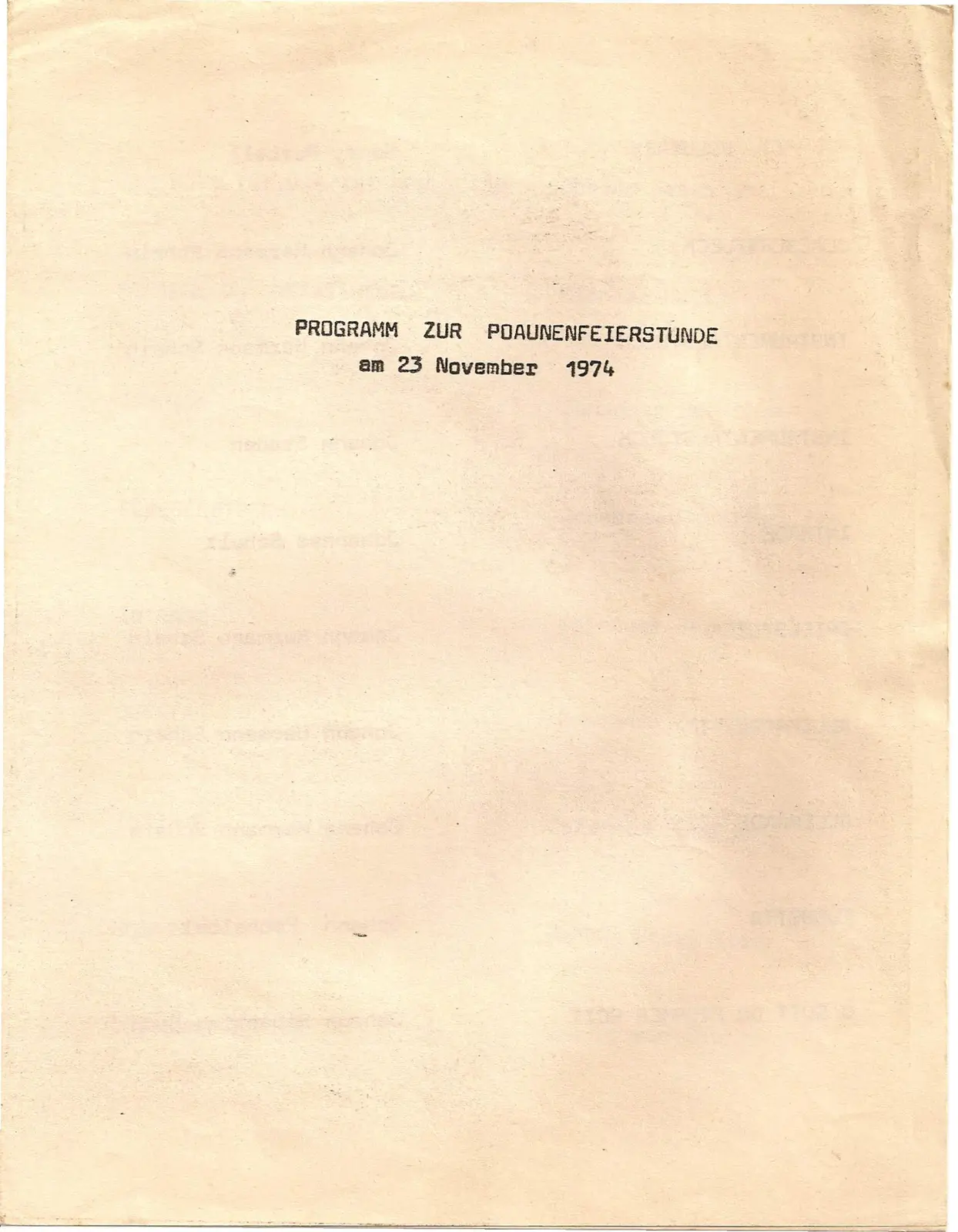 Hoja de papel amarillento con un título escrito a máquina en el centro: Programm zur Poaunenfeierstunde am 23 November 1974