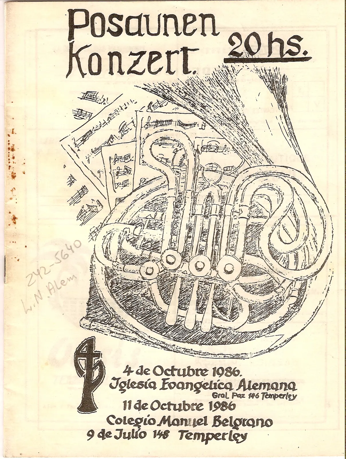 Tapa de 1986 con un corno francés grande dibujado a pluma apoyado sobre un abanico de partituras, y el monograma PT abajo a la izquierda