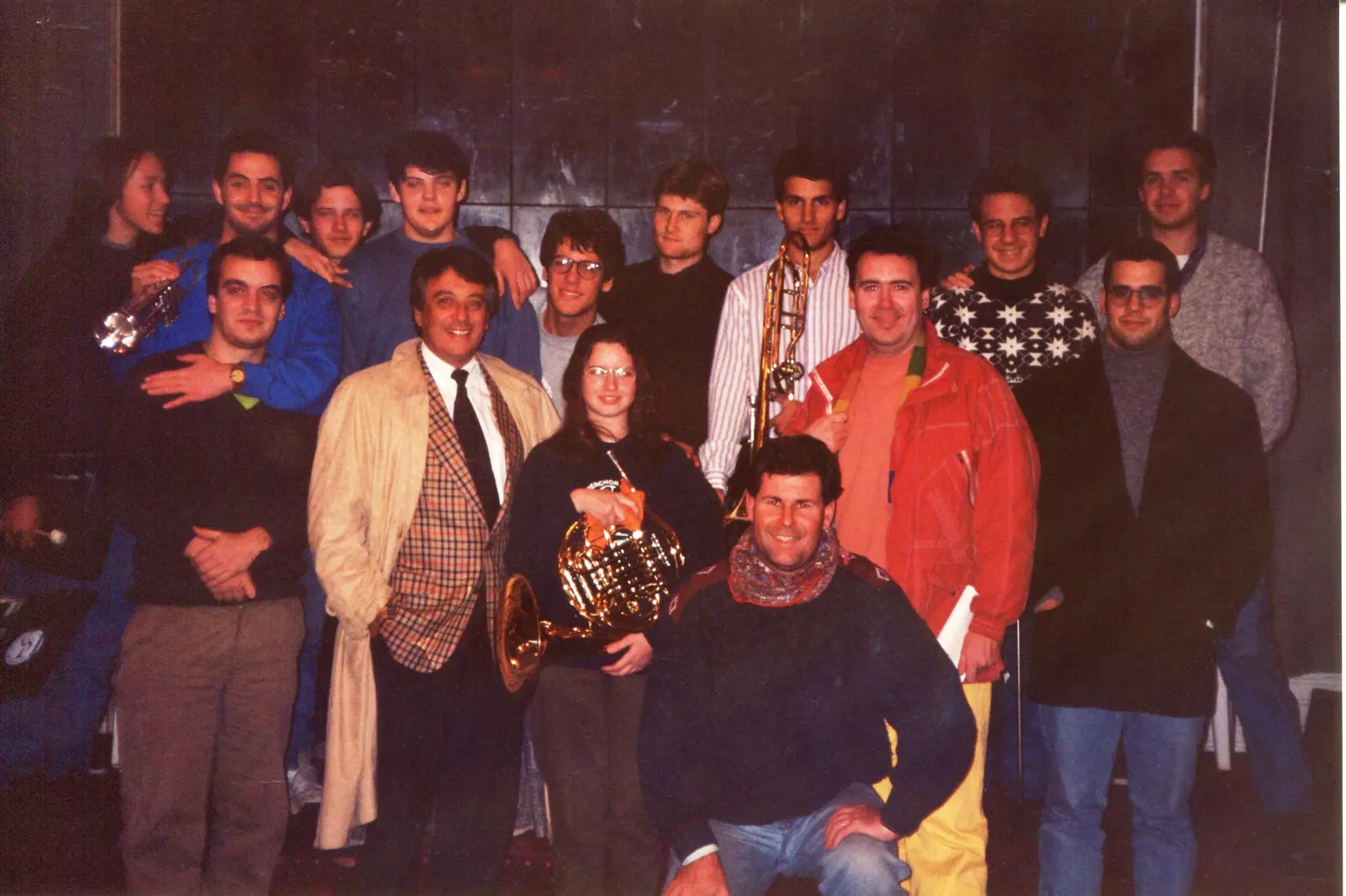 Enrique Crespo, de saco claro y bufanda escocesa, rodeado por una docena de jóvenes músicos del coro con sus instrumentos, tras un curso en Uruguay