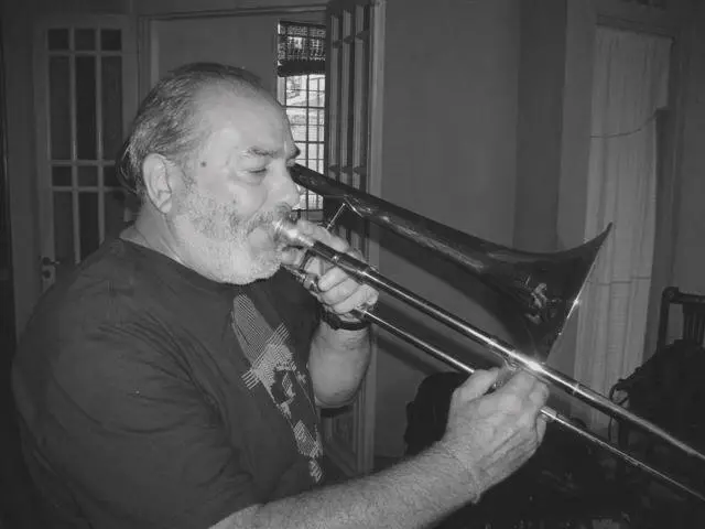 Retrato en blanco y negro de Gaspar tocando el trombón, publicado en prensa