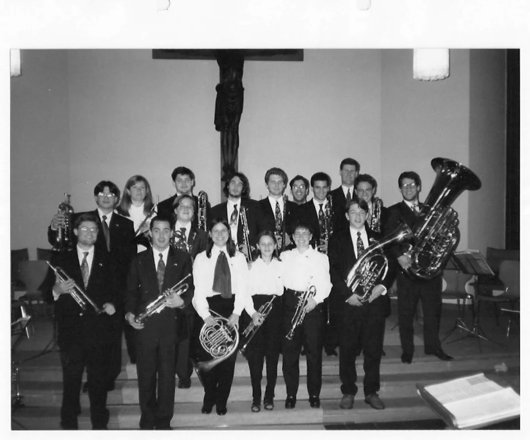 El coro en concierto, de traje, en una de las iglesias de la gira (foto de la carpeta).