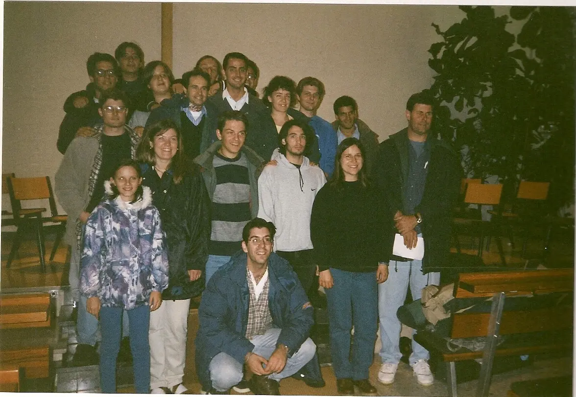 La delegación posando en grupo en un interior, con camperas y abrigos de invierno