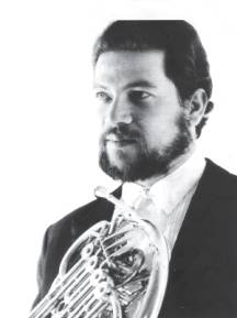 Retrato formal en blanco y negro de Güelfo Nalli de frac y corbata blanca, con barba, sosteniendo el corno
