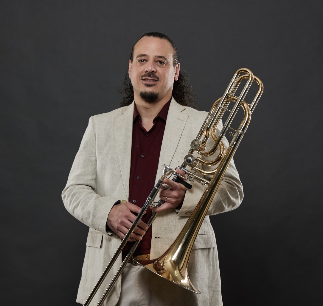 Porträt von Enrique «Heini» Schneebeli mit seiner Bassposaune