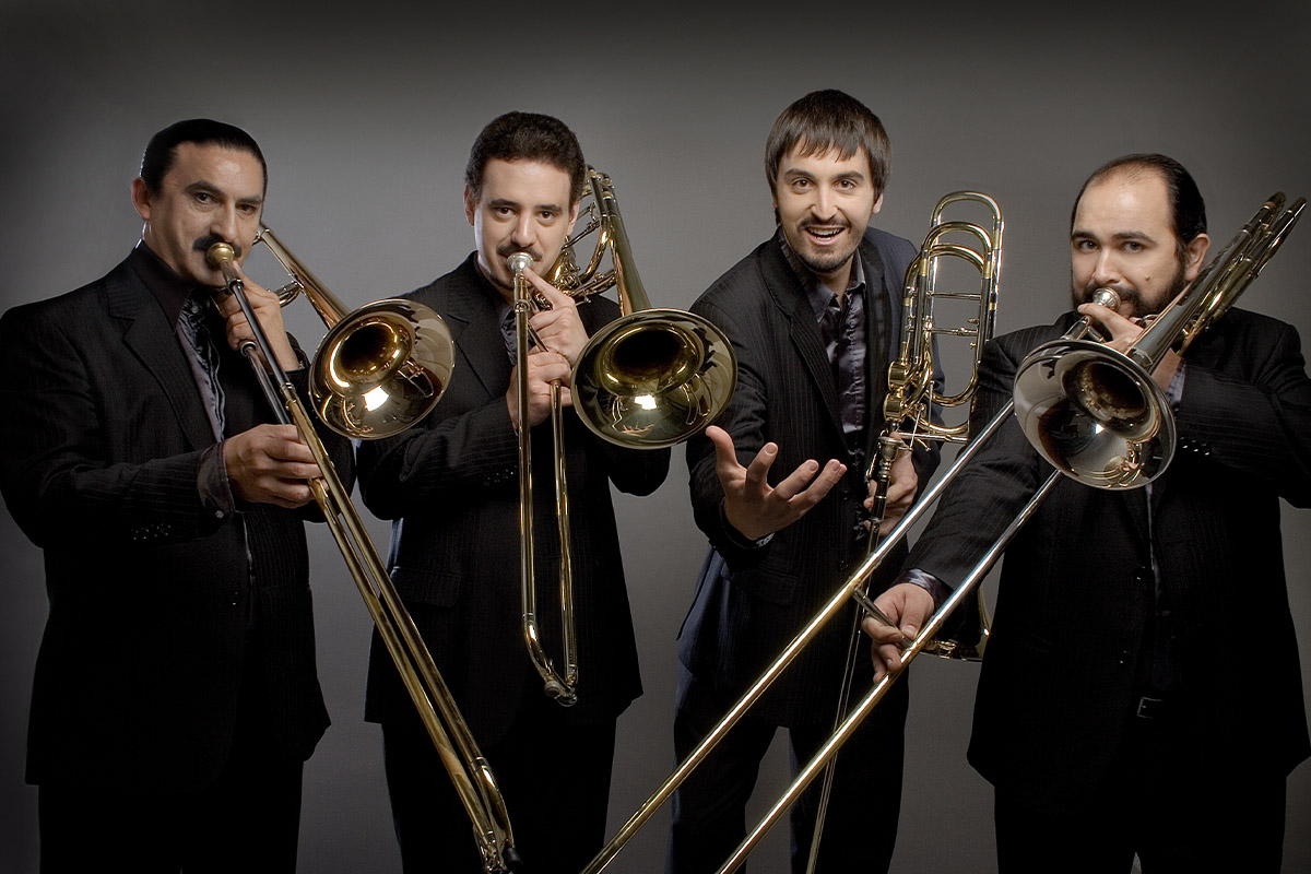 Viento Sur Trombones in einer Reihe vor grauem Hintergrund