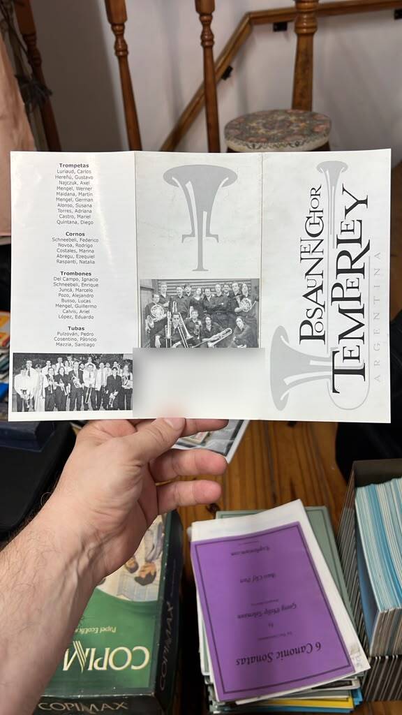 Frente del folleto tríptico de 2005 con la nómina de integrantes por instrumento, una foto grupal y la portada con el nombre del coro