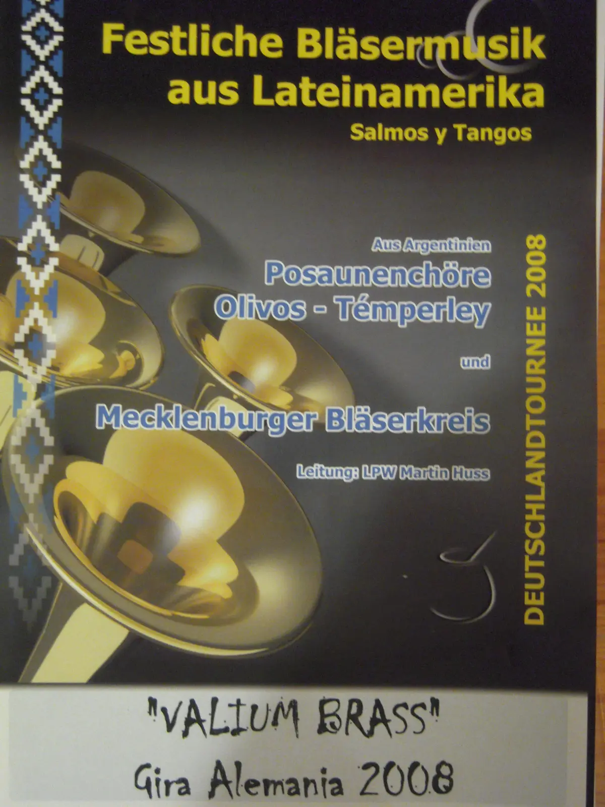 Afiche de la gira de 2008 titulado Festliche Bläsermusik aus Lateinamerika, con una cenefa andina al costado y el nombre Valium Brass escrito a mano