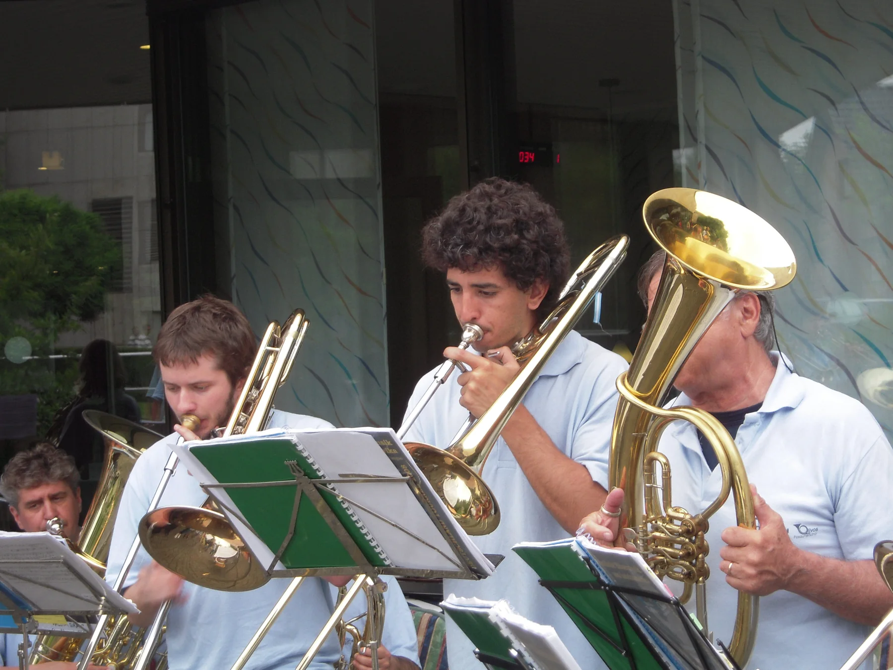 Trombones y bombardino tocando al aire libre frente al Landeskirchenamt de Bielefeld