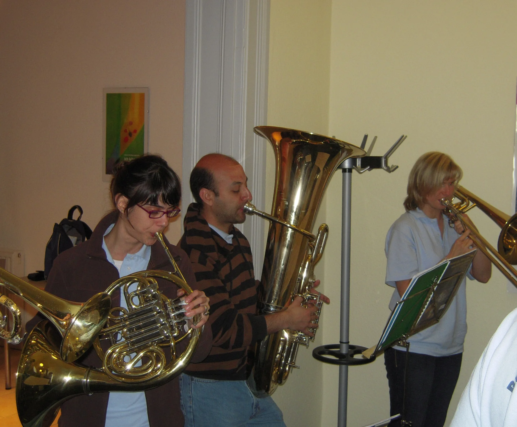Corno, tuba y trombón tocando juntos durante la parada de la gira en Greifswald