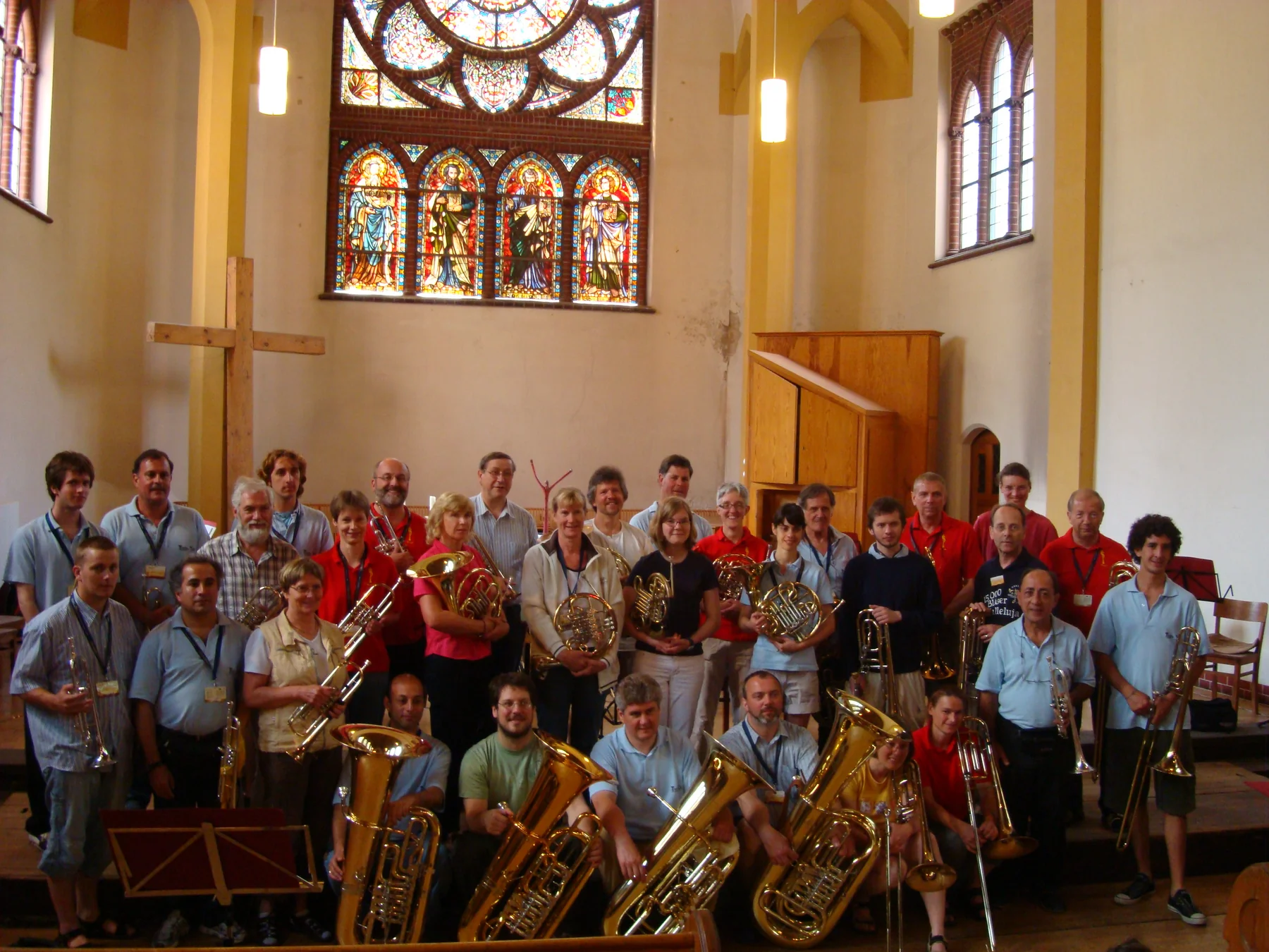 Músicos argentinos y alemanes posando con sus instrumentos dentro de una iglesia de Leipzig