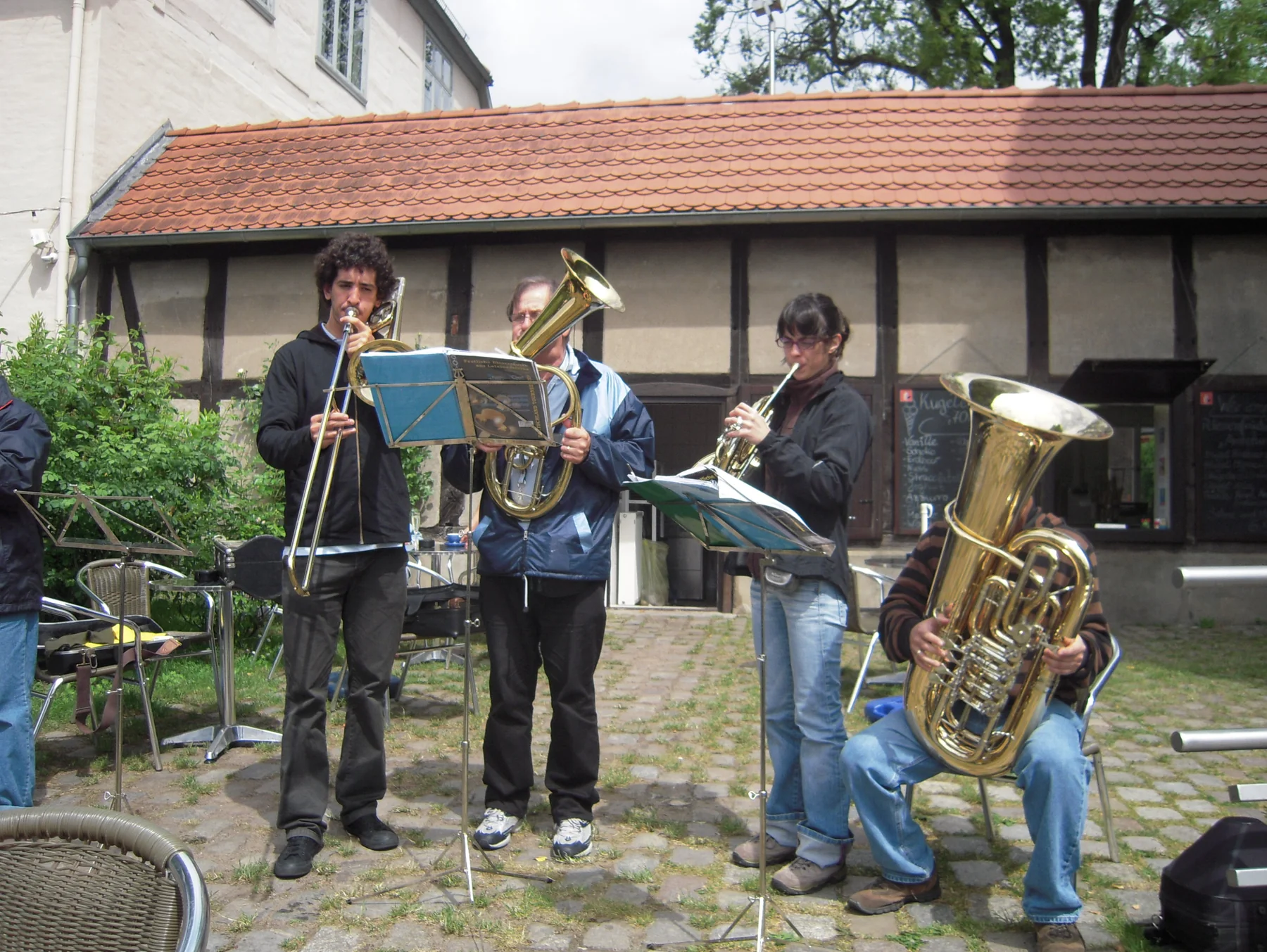 Cinco músicos tocando con atriles al aire libre durante la parada en Lübz