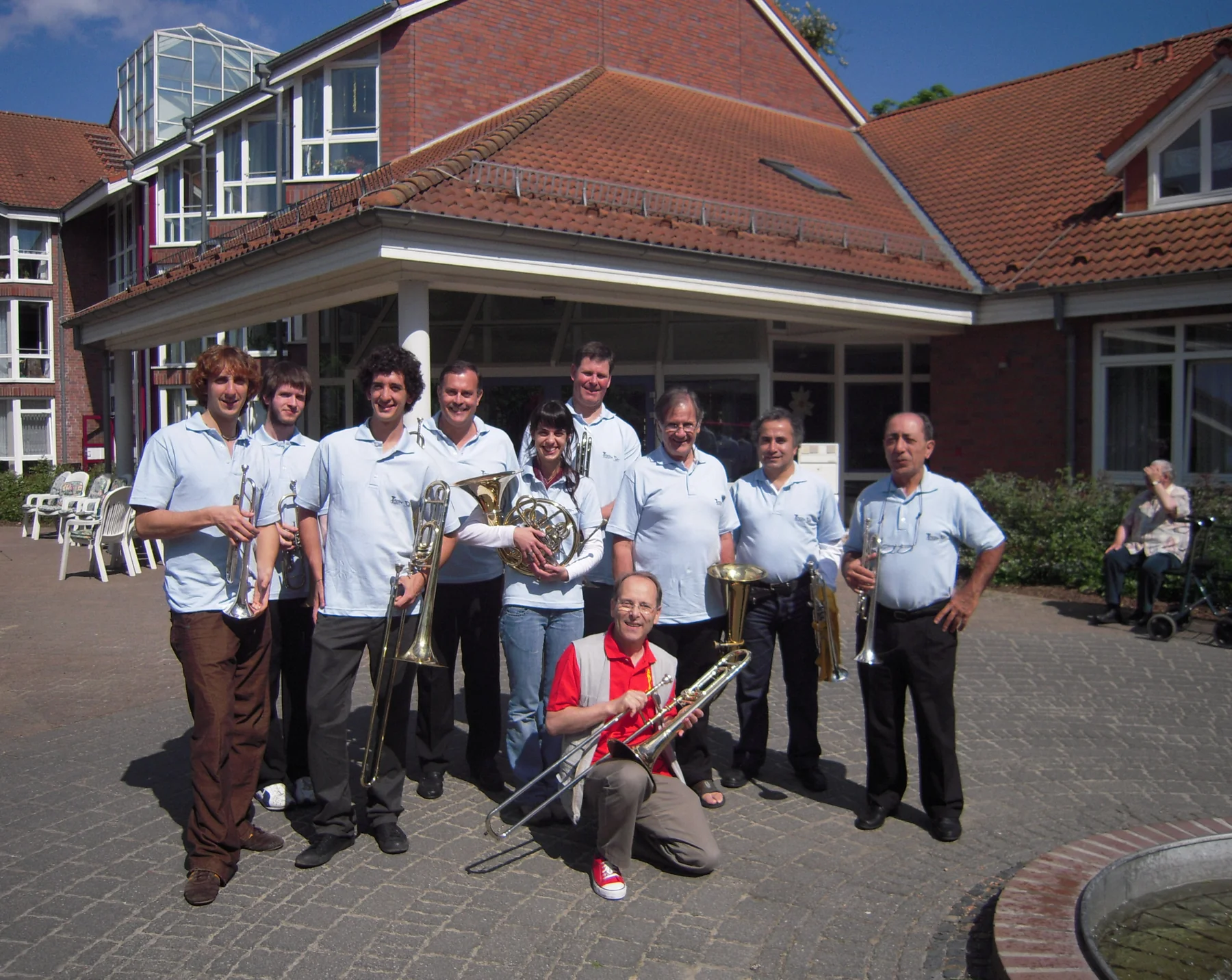 Nueve integrantes de la gira con sus instrumentos frente al Altenheim de Neustrelitz