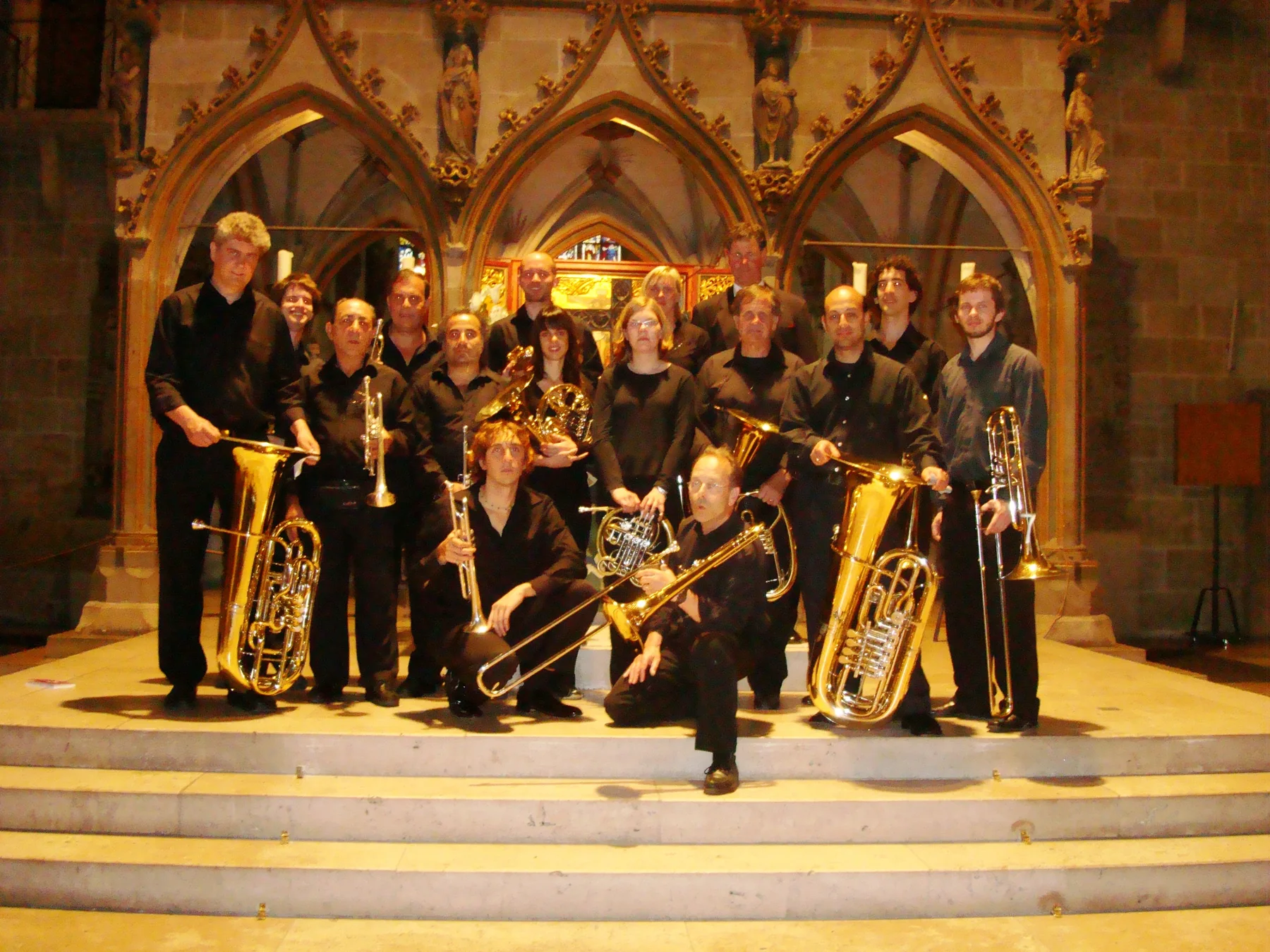 La formación de la gira posando de negro delante del altar de la Stiftskirche de Tübingen