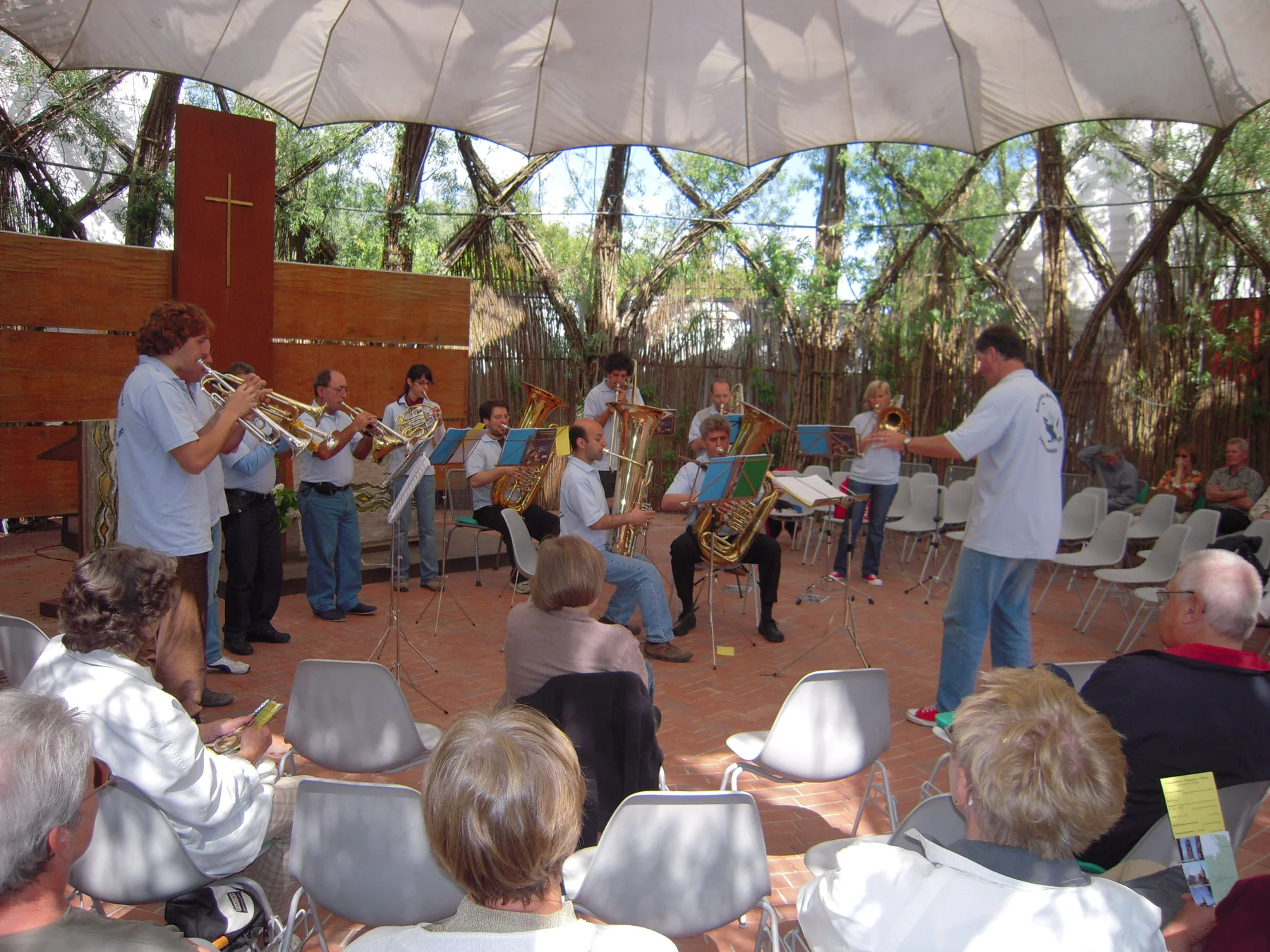 El conjunto completo tocando frente al público dentro del Weidendom de Rostock