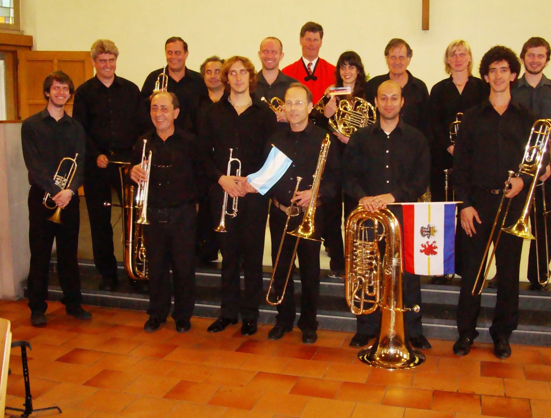 La formación de la gira posando de negro con sus instrumentos después del último concierto en Weil am Rhein