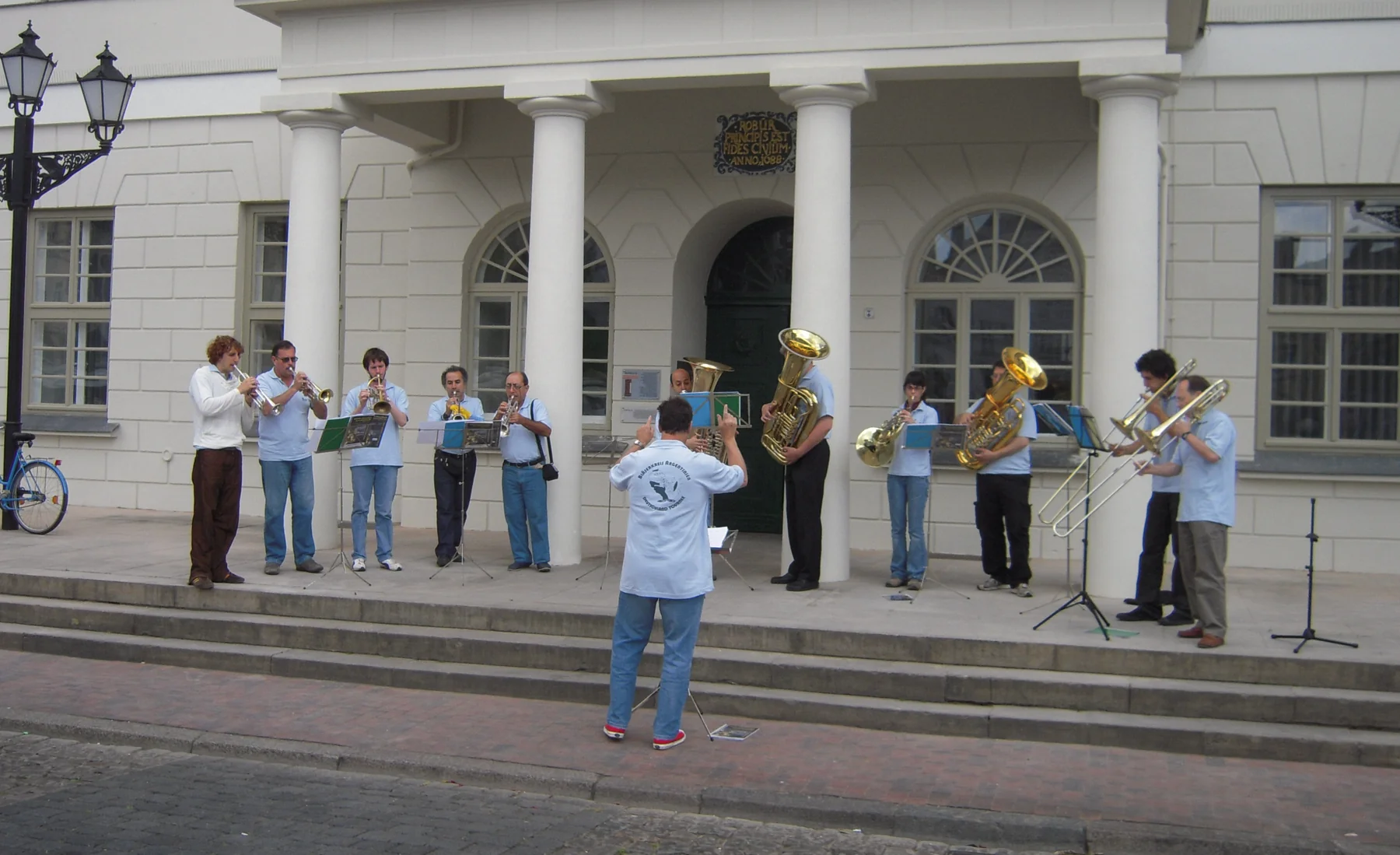 El conjunto tocando al aire libre sobre las escalinatas de un edificio en Wismar