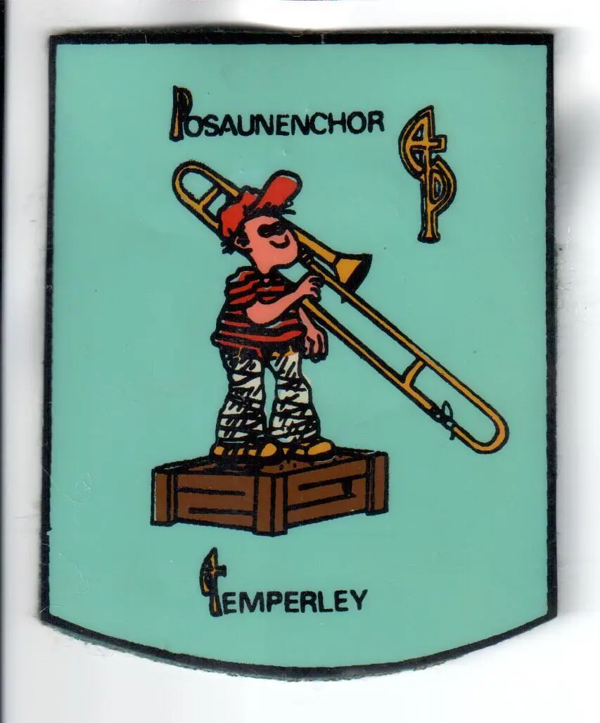 Escudo del coro dibujado sobre fondo verde agua: un chico con gorra roja tocando el trombón parado sobre un cajón de madera, con el monograma PT