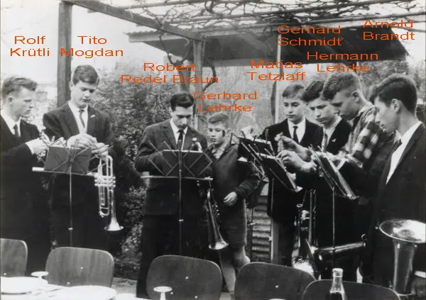 Nueve músicos tocando con atriles en un patio con parral, 1967