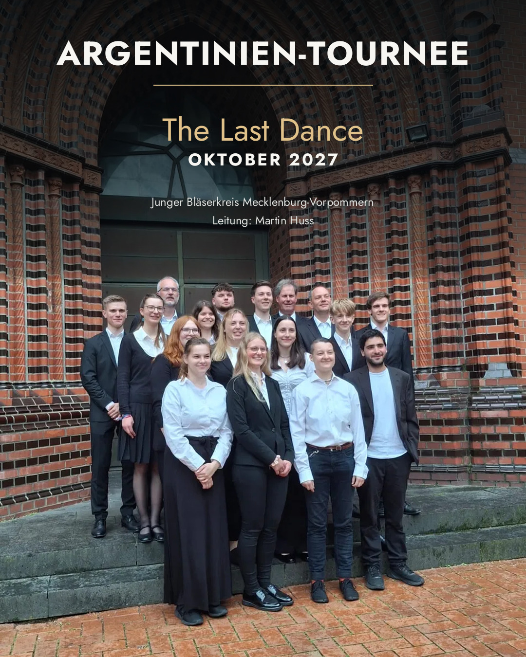 Flyer de la gira: sobre la foto del conjunto en la escalinata de un portal gótico de ladrillo, el texto en alemán «Argentinien-Tournee», «The Last Dance» y «Oktober 2027»