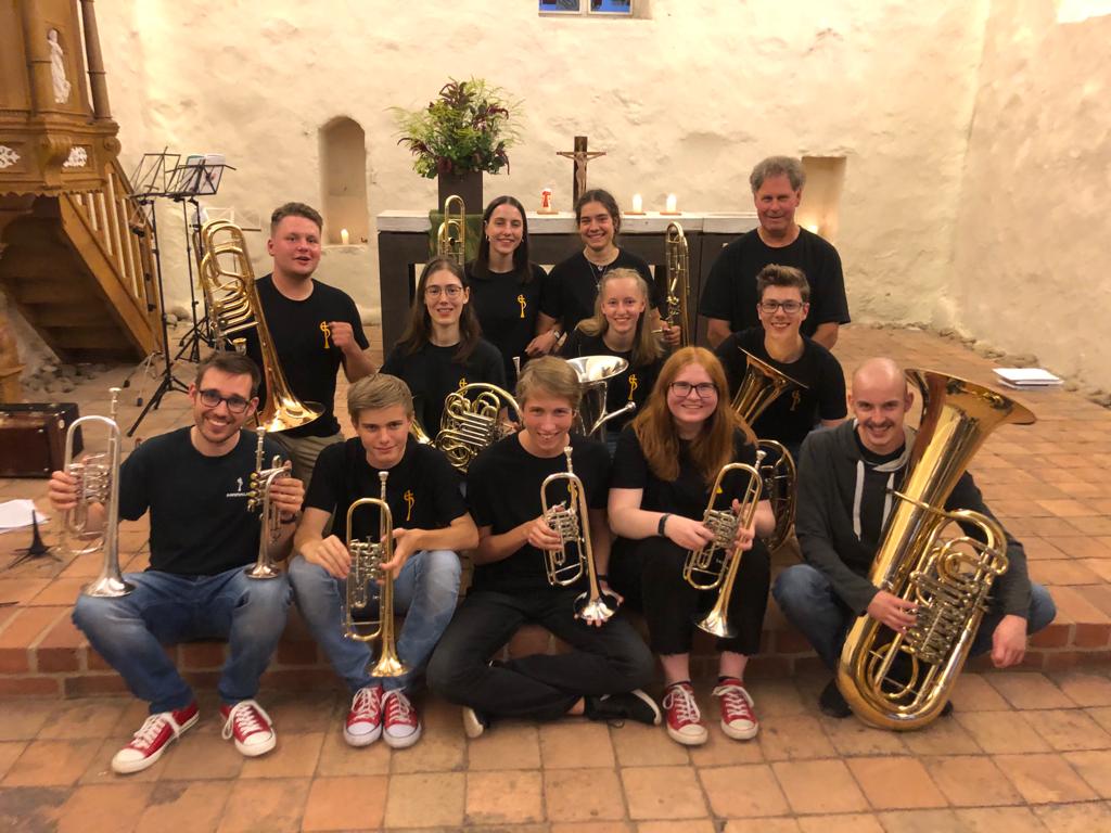 El Junger Bläserkreis Mecklenburg-Vorpommern reunido con sus instrumentos de bronce dentro de una iglesia