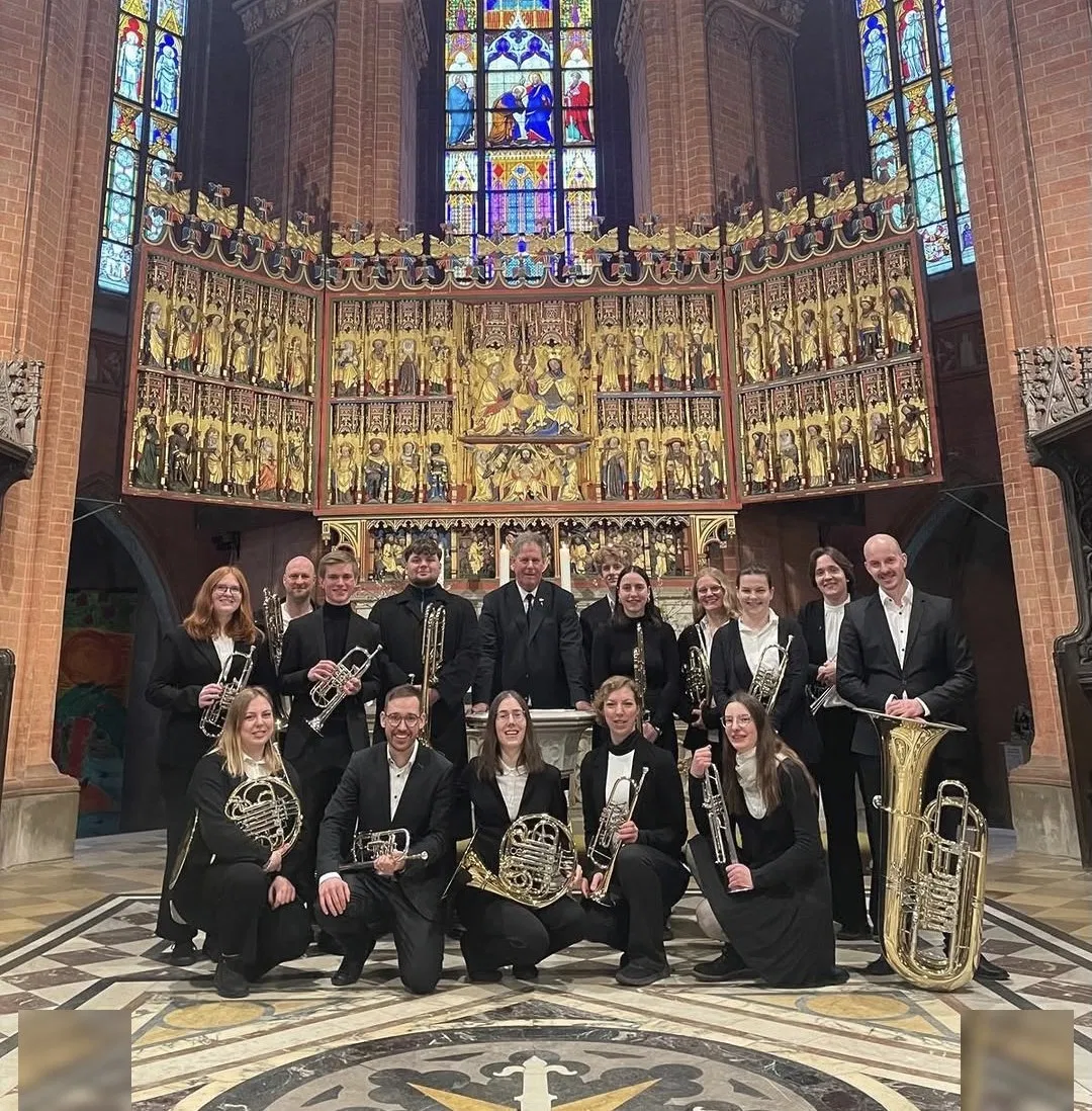 Bläserensemble beim Spielen in einer Kirche