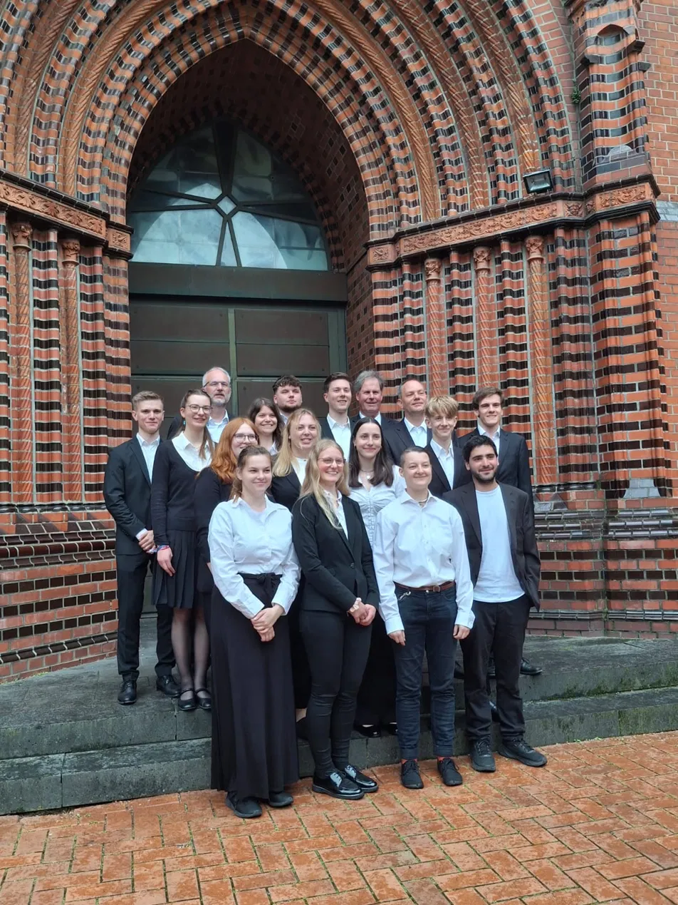 Der Junge Mecklenburger Bläserkreis im Portal einer Backsteinkirche