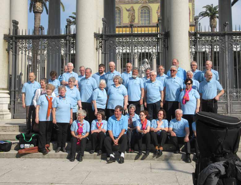 El contingente del Posaunenwerk MV con camisa celeste, delante de la reja de San Pablo Extramuros