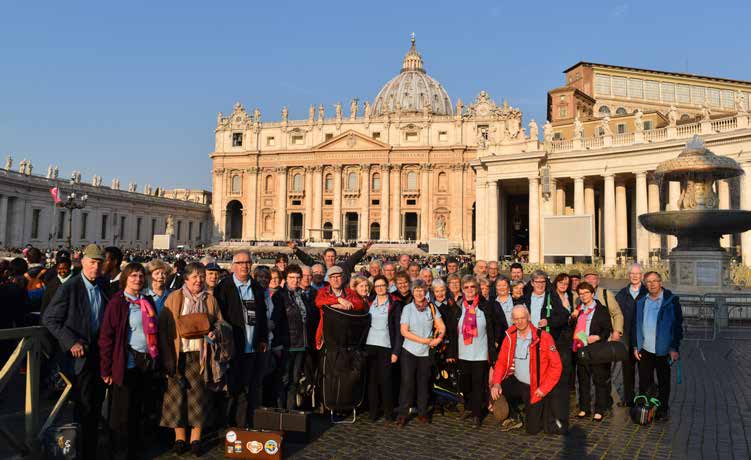 Unas cincuenta personas del contingente posando delante de la Basílica de San Pedro y su cúpula