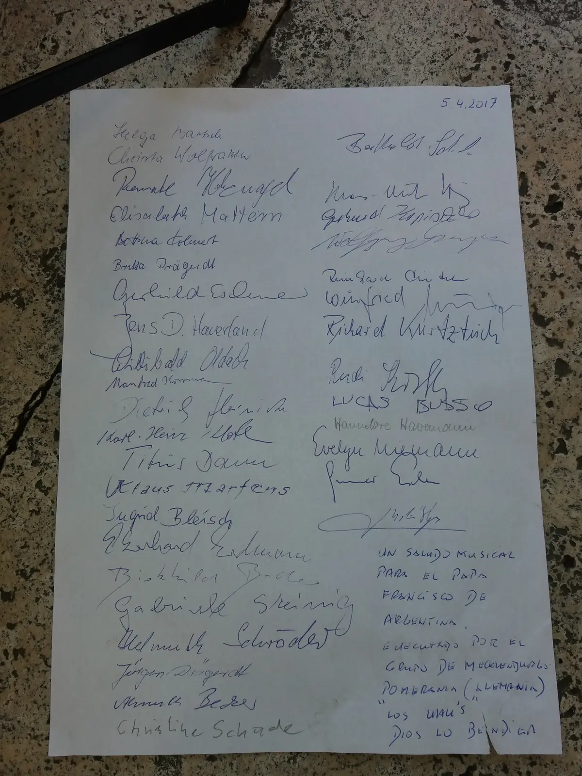 Reverso de la partitura «Salutatio ad papam» con las firmas de los cincuenta y un viajeros