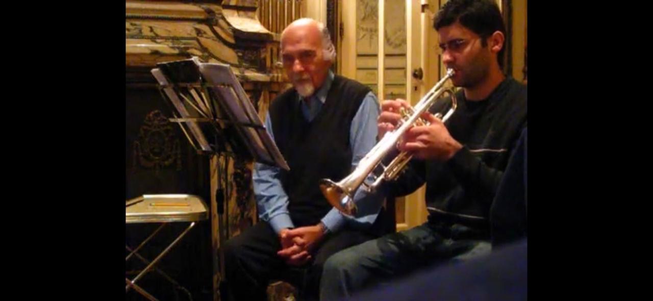 Pascual Mazzitelli sentado junto a José Battro durante una clase de trompeta