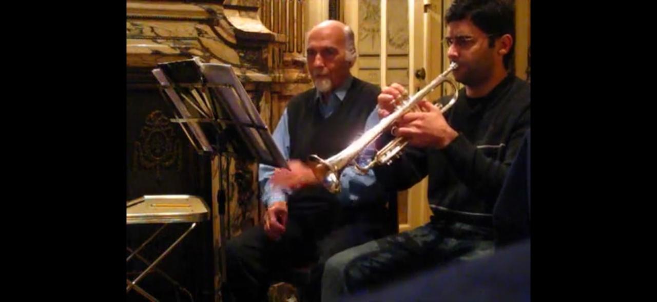 Pascual Mazzitelli observando a José Battro tocar la trompeta durante una clase