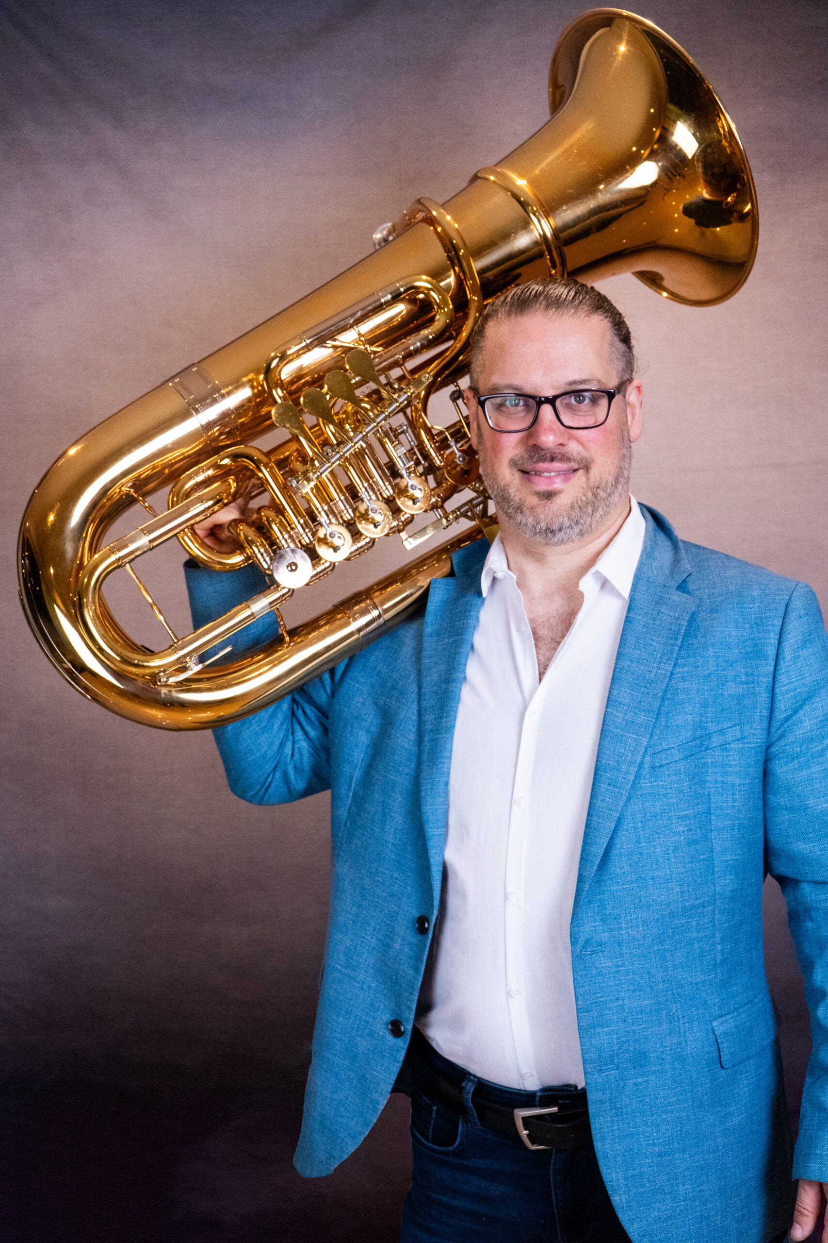 Patricio Cosentino stehend, die Tuba auf der Schulter