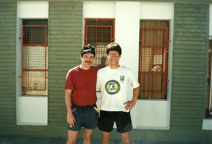 Dos jóvenes en un encuentro del Coro de Bronces