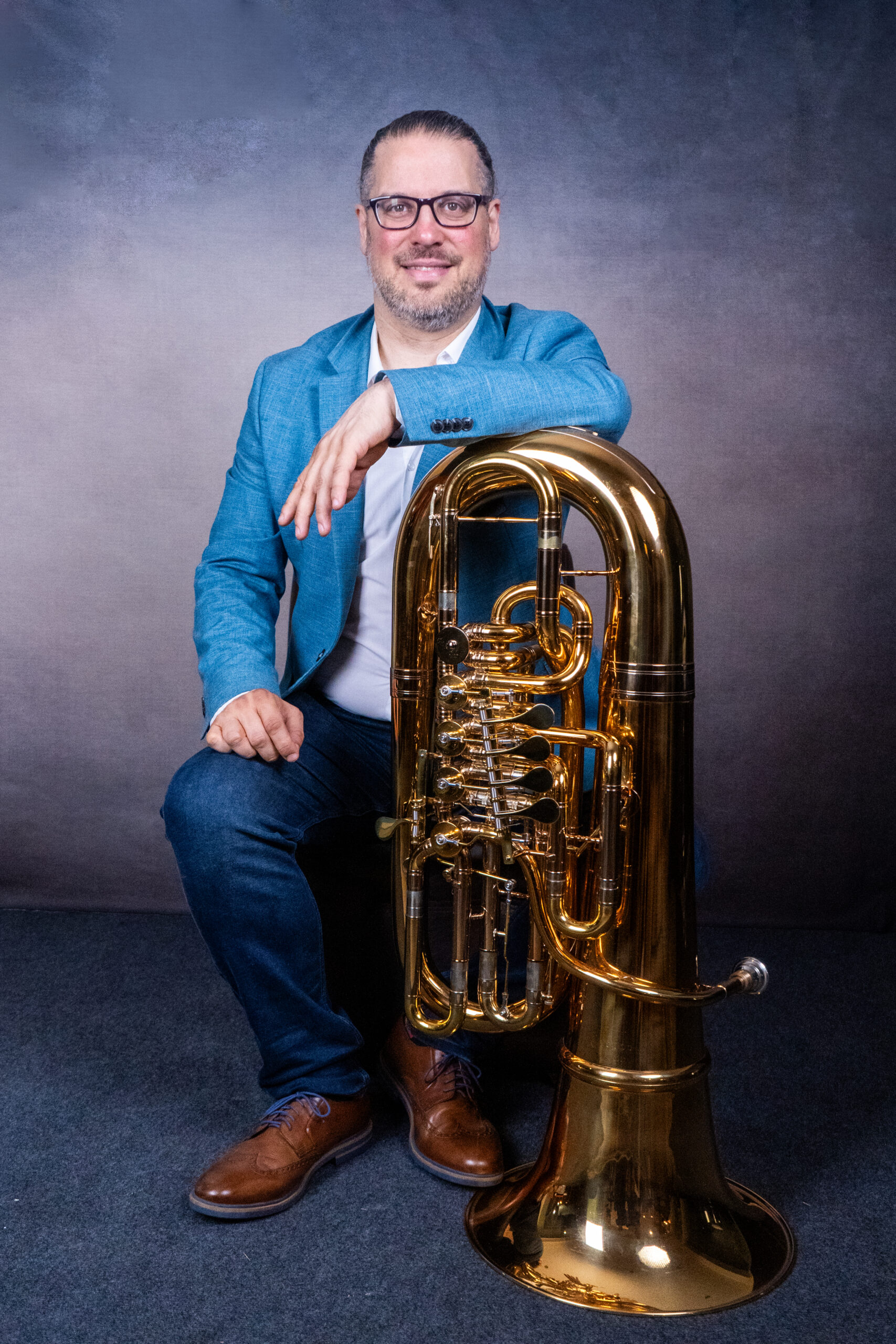 Patricio Cosentino sitzend neben seiner Tuba