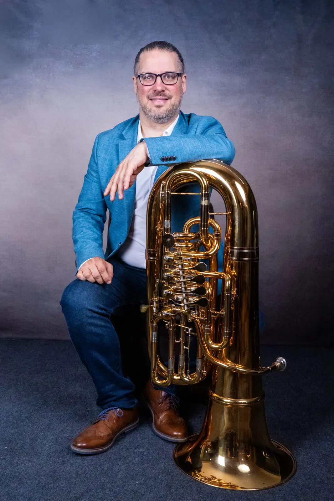 Patricio Cosentino sentado junto a su tuba