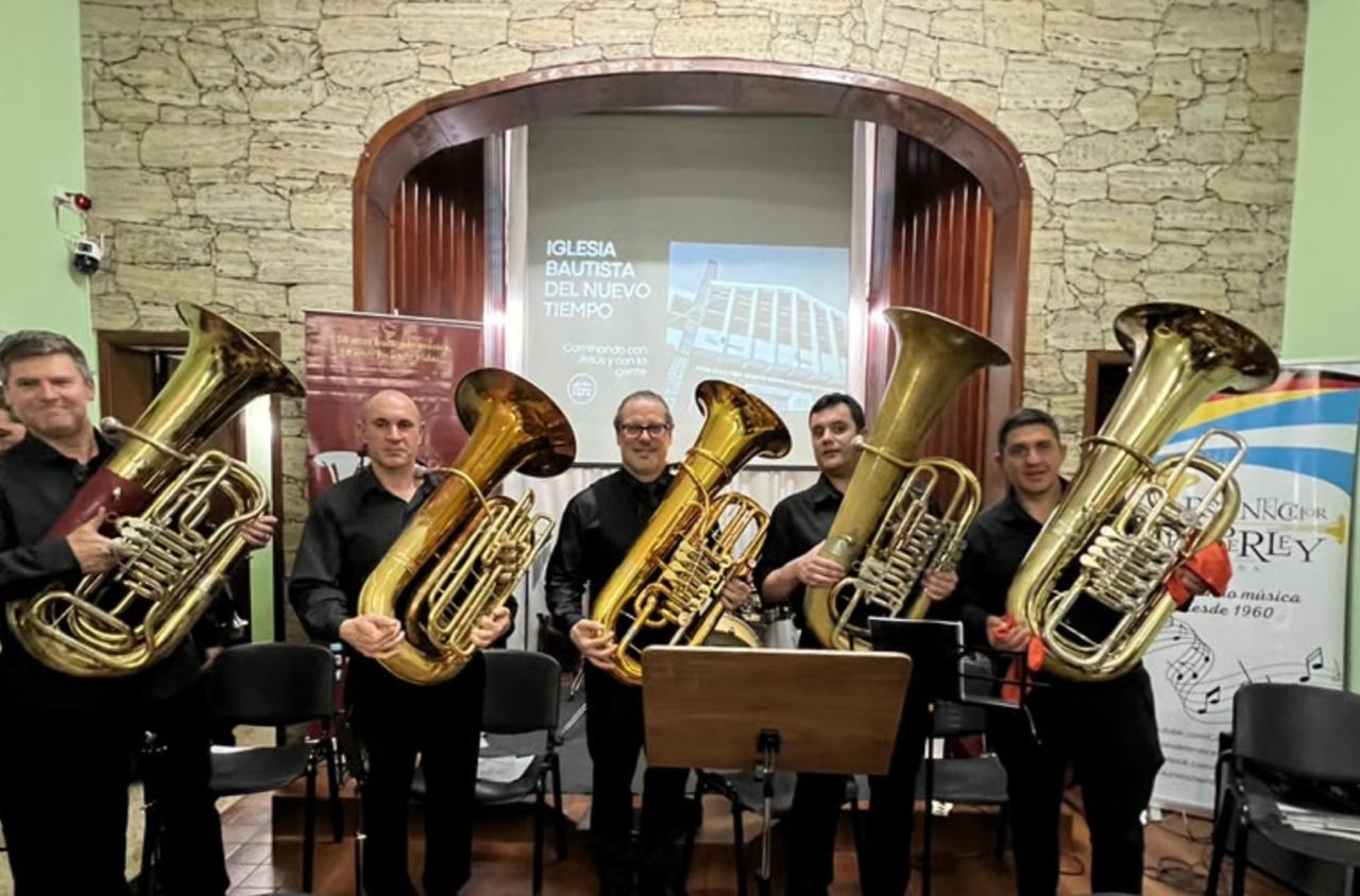 Cinco tubistas, de izquierda a derecha: Marcelo Schinder, Felipe Barragán, Patricio Cosentino, Solón Navarrete y Hernán Martel
