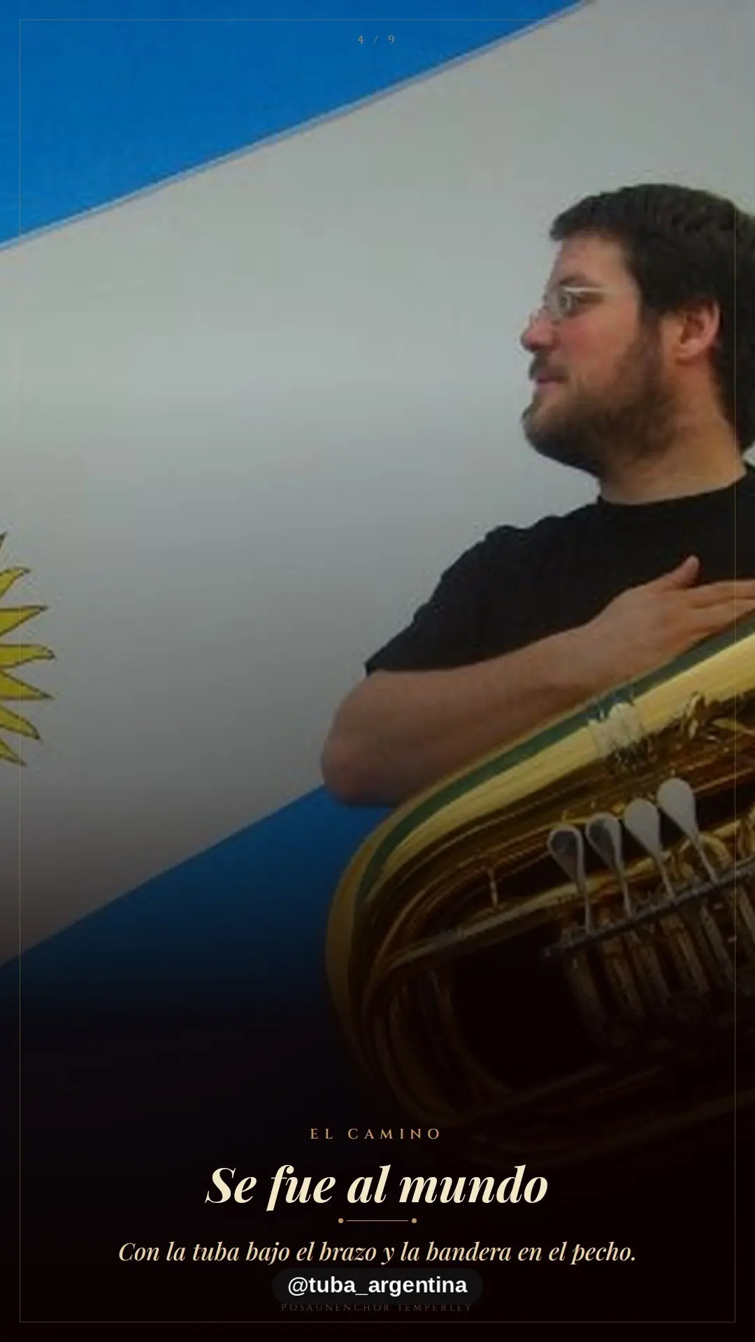 Se fue al mundo: Patricio Cosentino con la tuba y la bandera argentina
