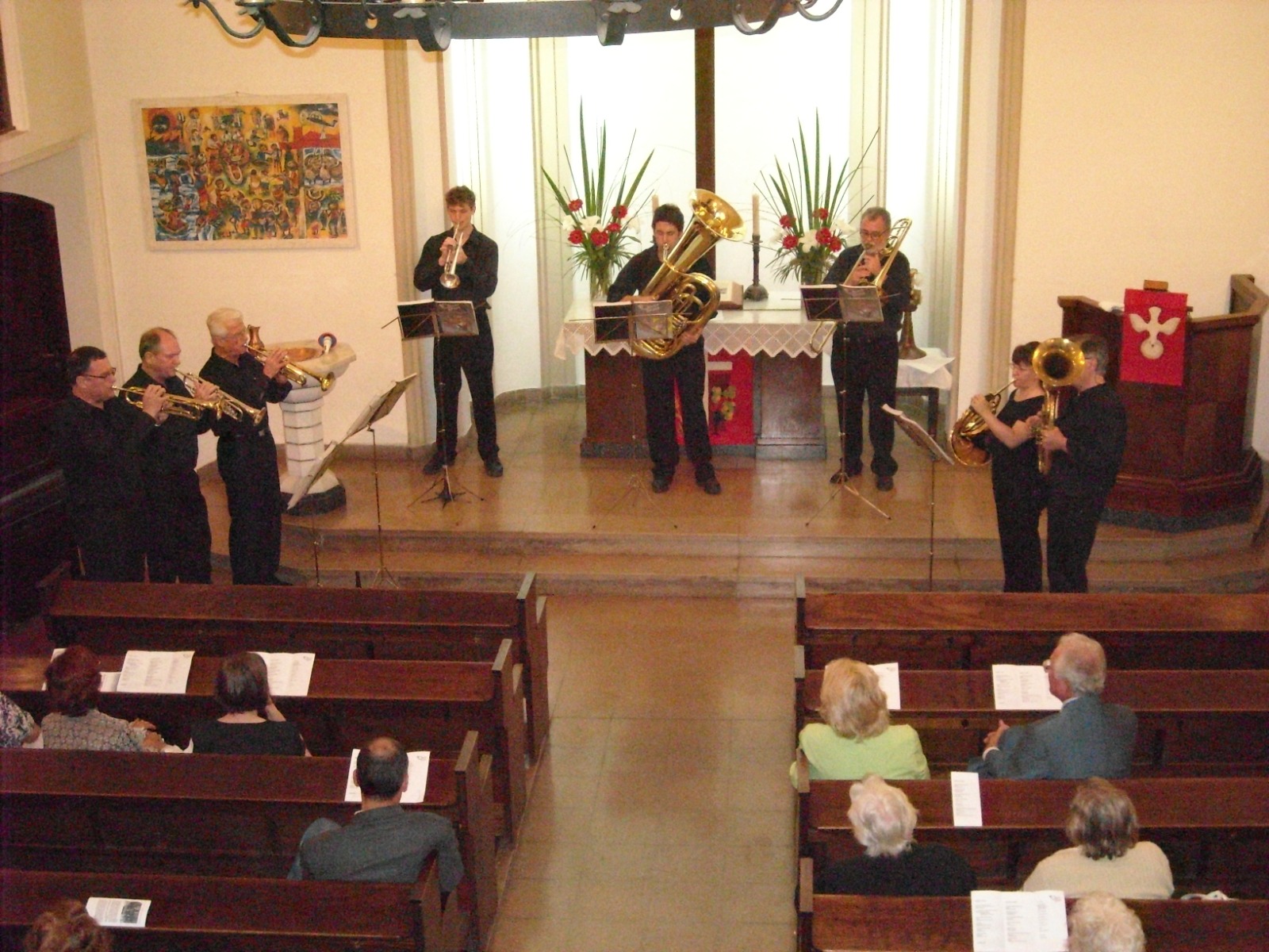 Olivos Brass tocando ante el público en una iglesia