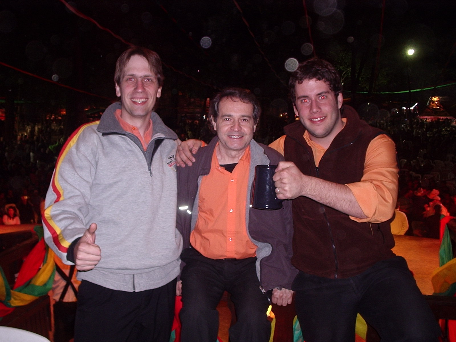 Tres integrantes de Olivos Brass en una celebración al aire libre