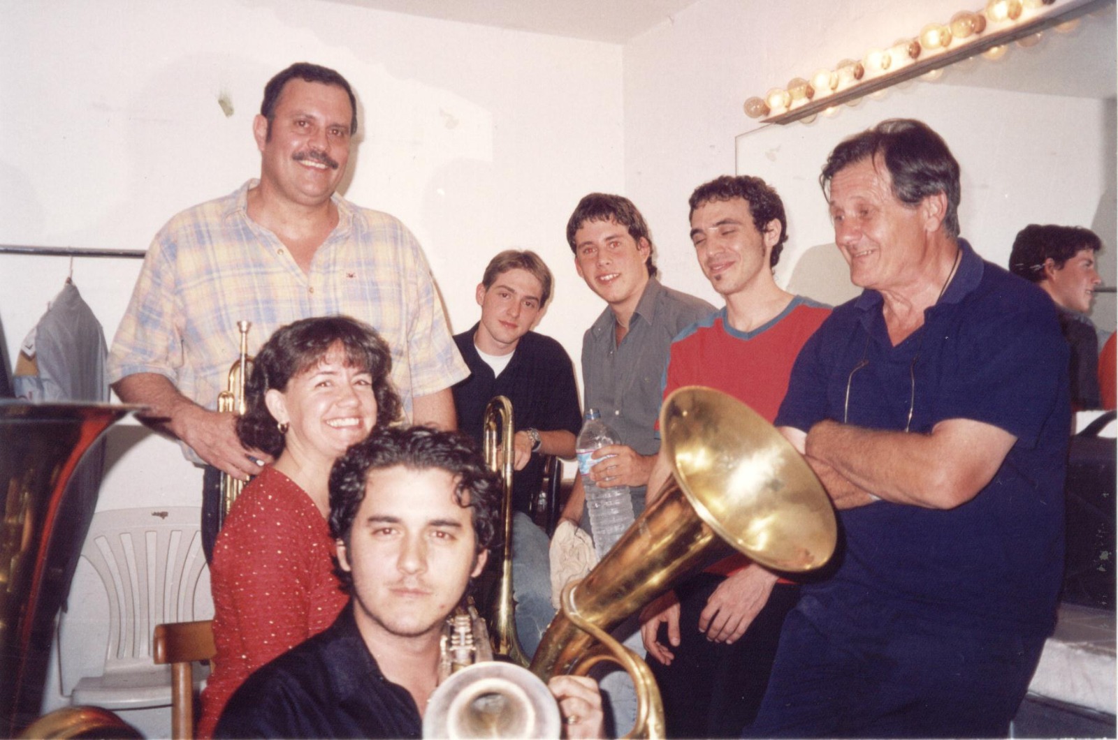 Integrantes de Olivos Brass reunidos en un camarín con sus instrumentos