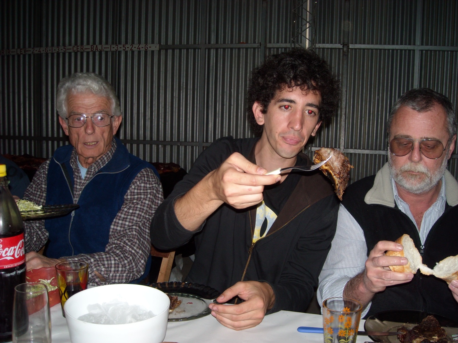 Tres integrantes de Olivos Brass compartiendo una comida