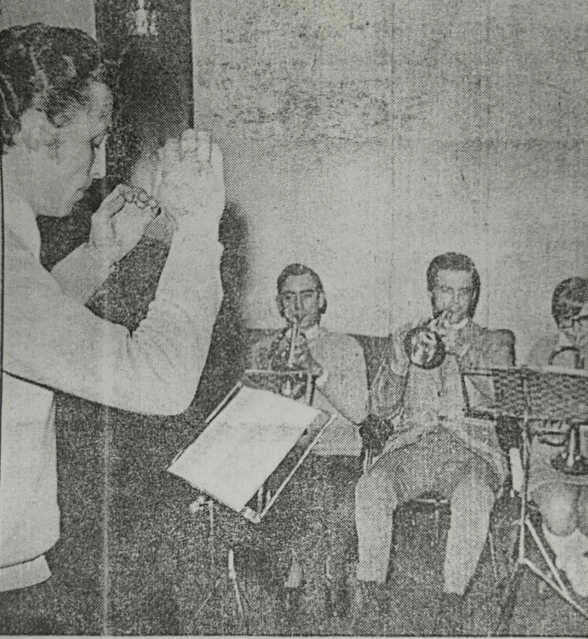 Primer plano Peter Becker dirigiendo. (Octubre de 1970)