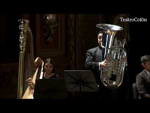 Richard Alonso Díaz tocando la tuba junto a una arpista en el escenario del Teatro Colón
