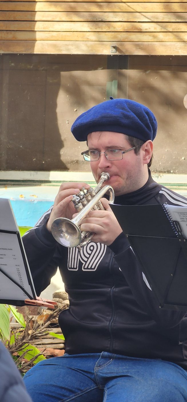 Werner Mengel con boina azul toca en un ensayo del Posaunenchor