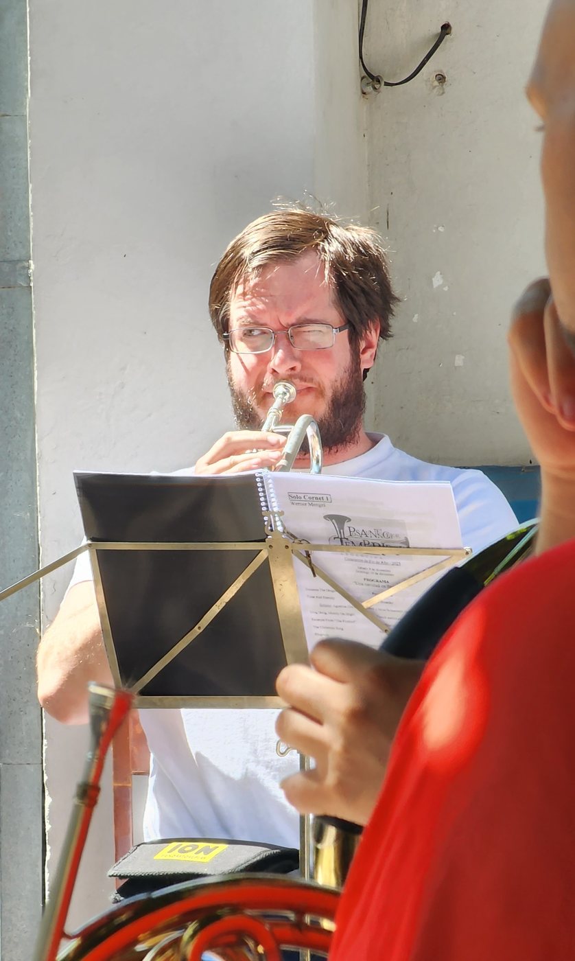 Werner Mengel en un ensayo del Coro de Bronces en la iglesia